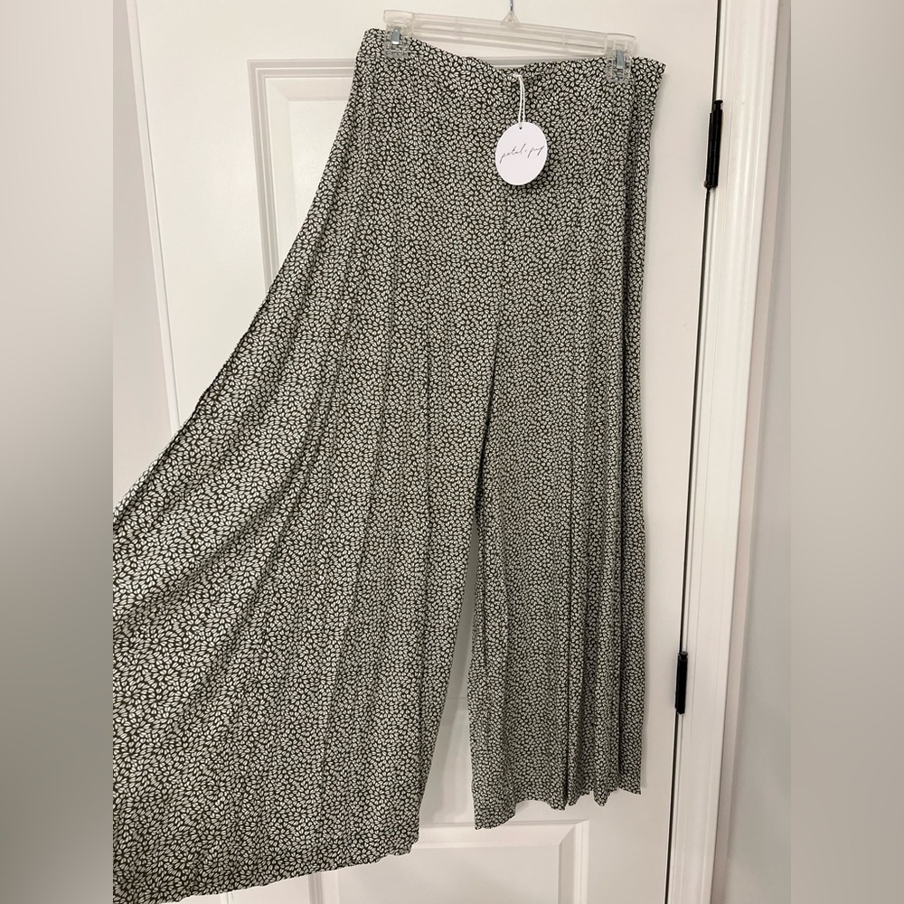 NWT- Petal & Pup Neveah Pant - Green